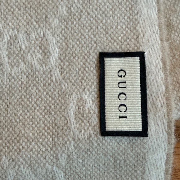 Authentic Gucci Cream GG Scarf from the sherry line - Picture 4 of 11